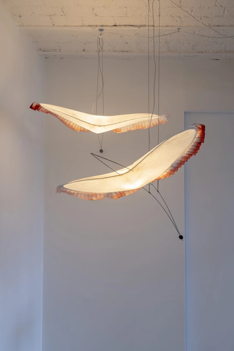 L'Oiseau mobile à plumes colorées Céline Wright
Photo © Florian Kleinefenn