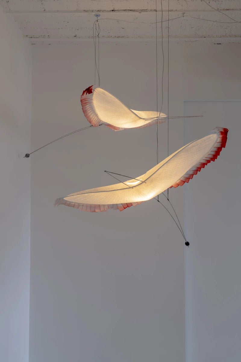 L'Oiseau mobile à plumes colorées Céline Wright
Photo © Florian Kleinefenn